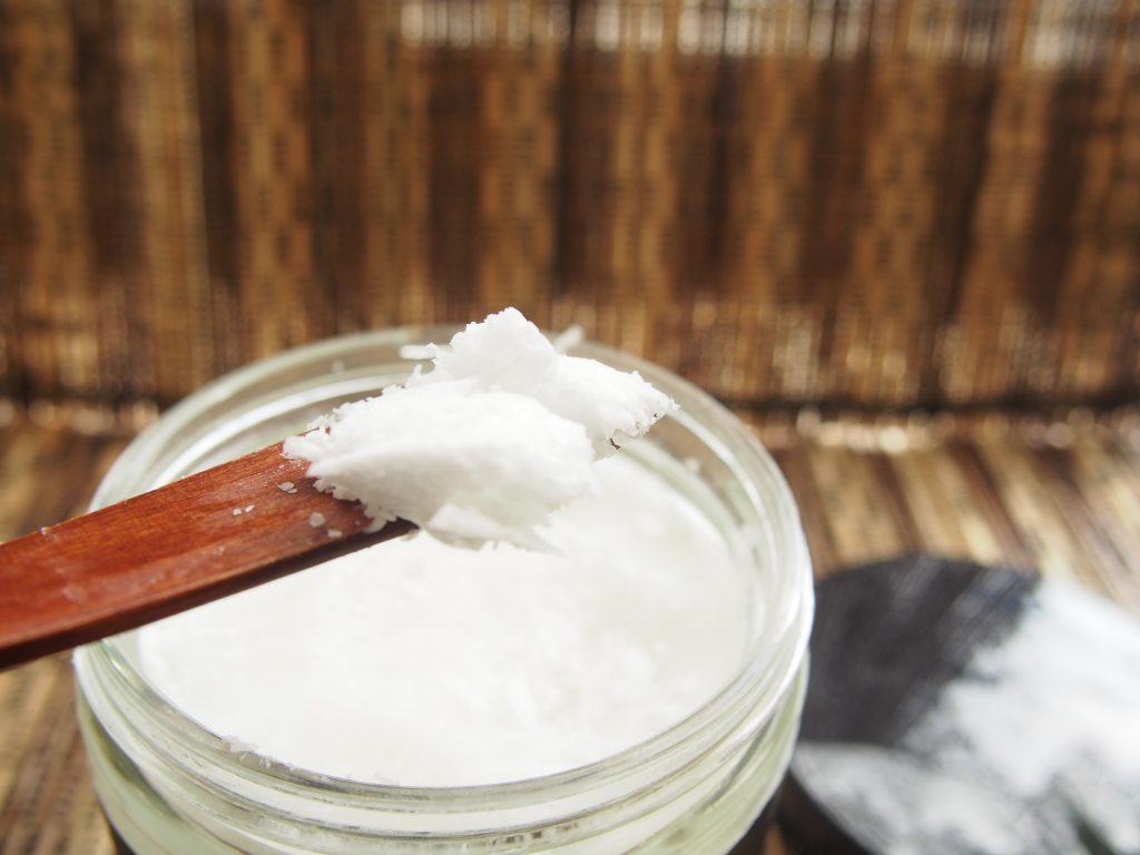 Proprietățile cosmetice ale uleiului de cocos- Conscious Beauty