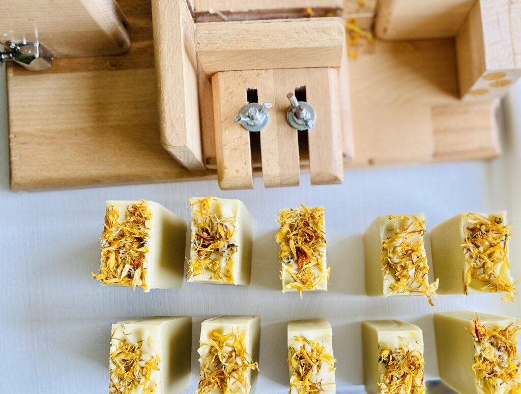 Cum să faci Săpun cu Ulei de Gălbenele - Rețetă | How to Make Calendula Infused Oil Soap with Recipe